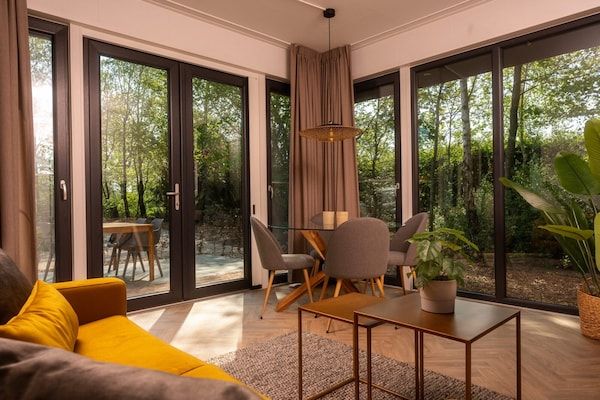 Woonkamer - Elegant houten vakantiehuisje voor 4 personen met bubbelbad in Rijssen (2)