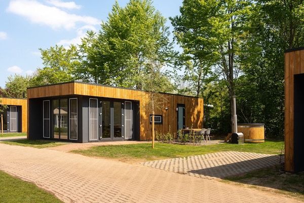 Buitenkant - Elegant houten vakantiehuisje voor 4 personen met bubbelbad in Rijssen (1)