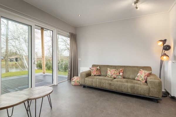 Woonkamer - Vakantiehuis aan het meer in Hoge Hexel (2)