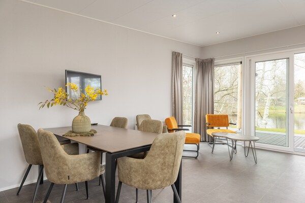 Woonkamer - Vakantiehuis aan het meer in Hoge Hexel (3)