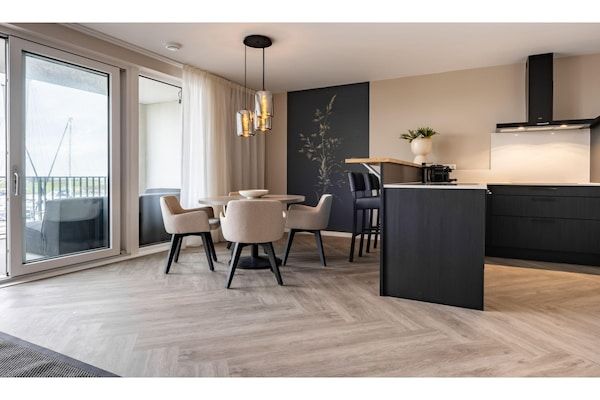 Eetkamer - Loftappartement bij Veerse Meer Marina in Kamperland (3)
