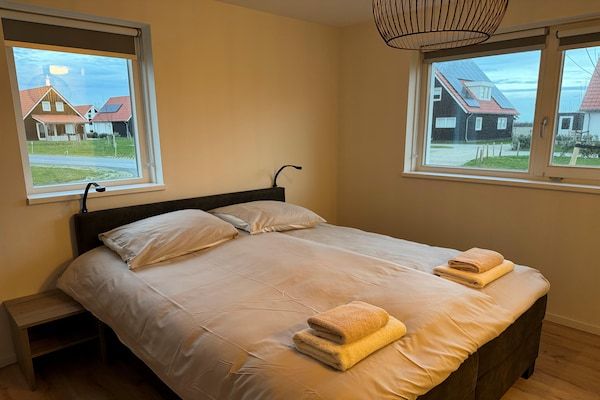 Slaapkamer - Uw kustverblijf met zwembad in Scherpenisse (5)