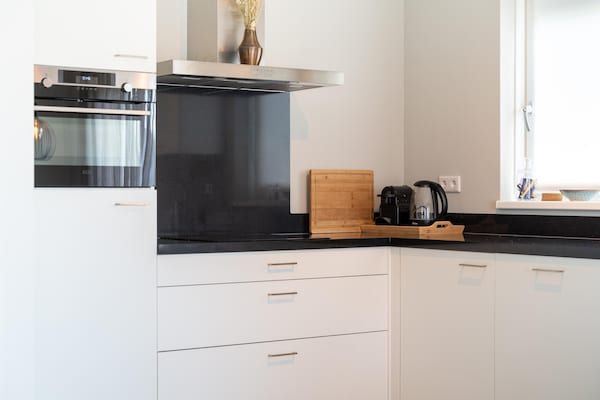 Keuken - Uw kustverblijf met zwembad in Scherpenisse (4)
