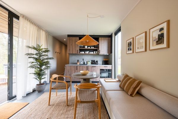 Woonkamer - Vakantiehuis in Bos met Sterrendak in Zeewolde (2)