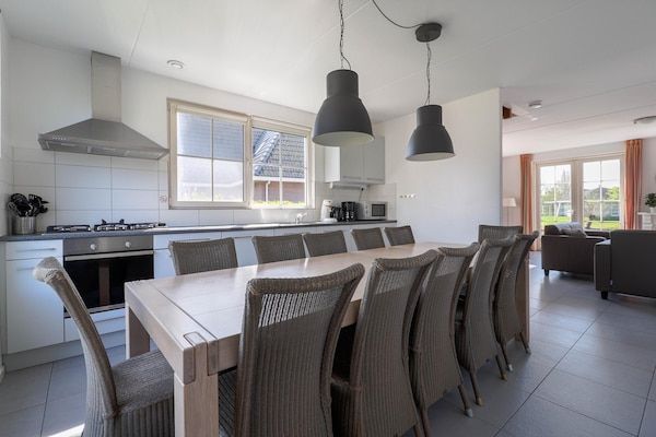 Eetkamer - Villa vlakbij het meer in Makkum in Makkum (3)