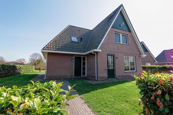 Buitenkant - Villa vlakbij het meer in Makkum in Makkum (1)