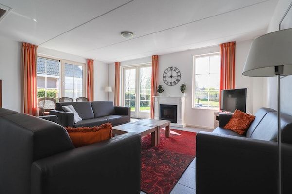 Woonkamer - Villa vlakbij het meer in Makkum in Makkum (2)