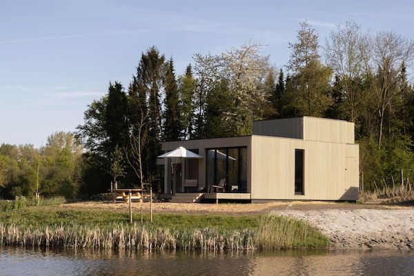 Buitenkant - Wellnessvilla met buitenspa in Zeewolde (5)