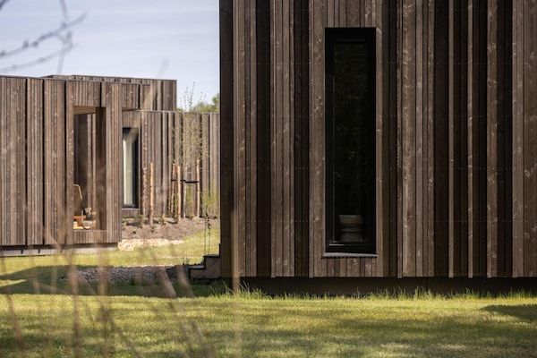 Buitenkant - Wellnessvilla met buitenspa in Zeewolde (3)