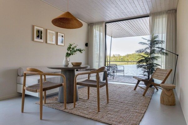 Woonkamer - Waterlodge in Nederland met Paddleboarden in Zeewolde (2)