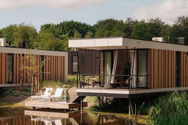 Buitenkant - Waterlodge in Nederland met Paddleboarden in Zeewolde (1)