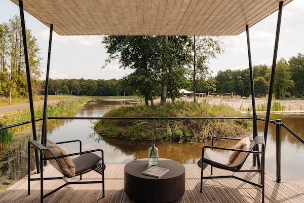 Terras - Waterlodge in Lelystad met privé sauna in Zeewolde (5)