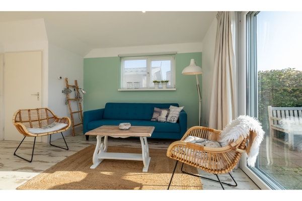 Woonkamer - Vakantiehuis bij Strand met Zonnig Terras in Westkapelle (1)