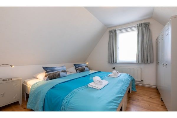 Slaapkamer - Vakantiehuis bij Strand met Zonnig Terras in Westkapelle (3)