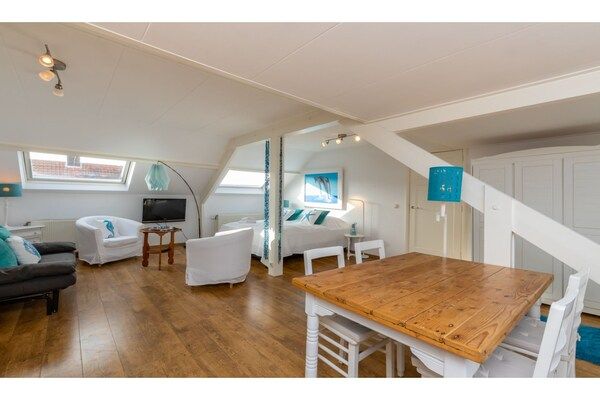 Woonkamer - Licht appartement vlakbij het strand in Westkapelle (5)