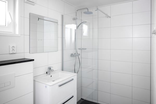 Badkamer - Ruime villa in bospark in Schaijk (4)