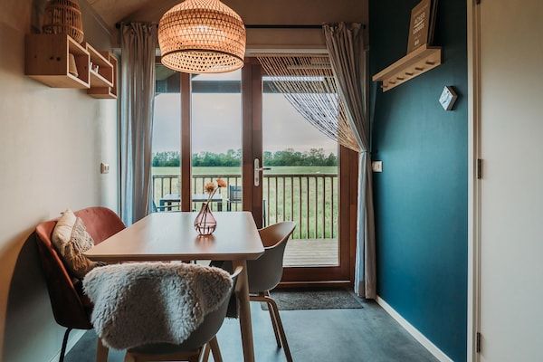 Woonkamer - Wellness Lodge met Hot Tub in Nederlandse Weiden in Ruinerwold (2)