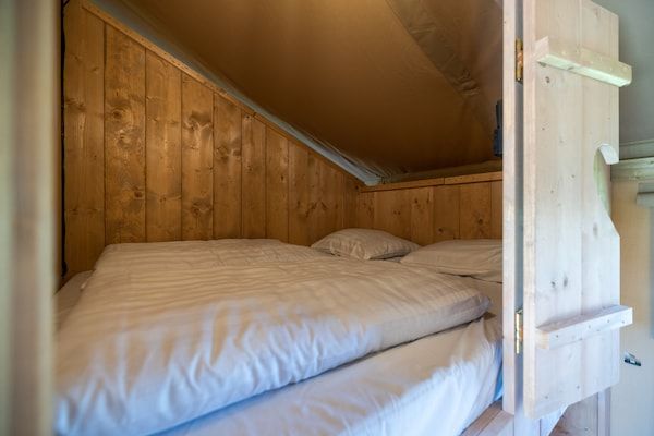Slaapkamer - Glamping safari lodge aan het IJsselmeer in Andijk (4)