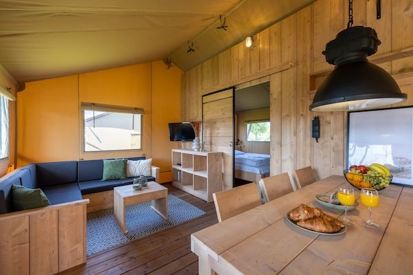Woonkamer - Glamping safari lodge aan het IJsselmeer in Andijk (1)