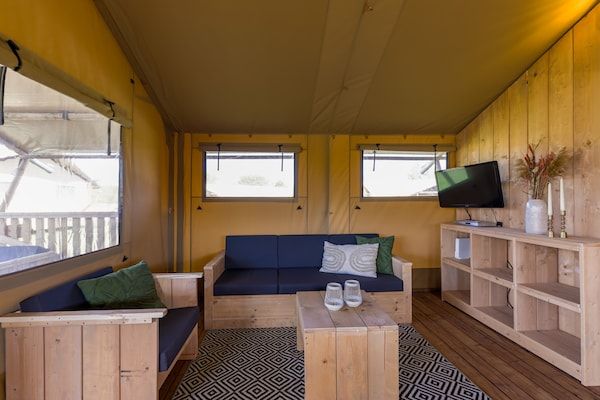 Woonkamer - Safarilodge aan het IJsselmeer in Andijk (3)