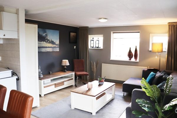 Woonkamer - Vakantiehuis in Donkerbroek bij bosroutes in Donkerbroek (2)