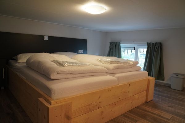 Slaapkamer - Tiny House met uitzicht op het bos in Hoenderloo (3)