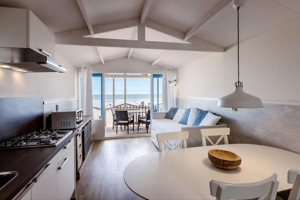 Woonkamer - Strandhuis in Julianadorp aan de Noordzee in Wijk aan Zee (2)