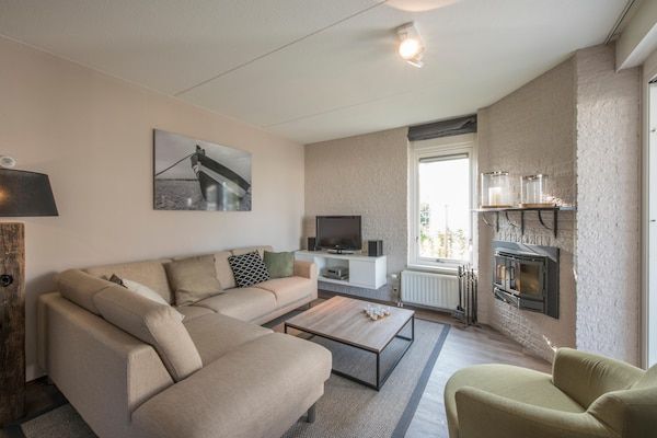 Woonkamer - Vakantiehuis met sauna vlakbij het strand in Kamperland (2)
