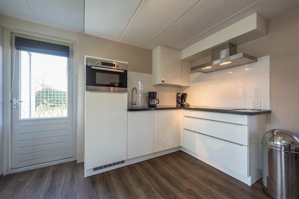 Keuken - Vakantiehuis met sauna vlakbij het strand in Kamperland (3)