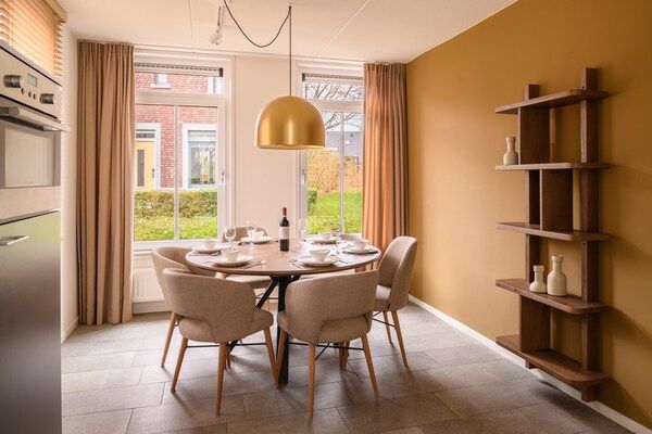 Eetkamer - Villa met sauna, bubbelbad en veranda in Maastricht (4)