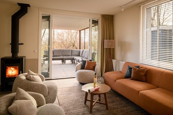 Woonkamer - Mooie villa met veranda bij vakantiepark in Maastricht (3)
