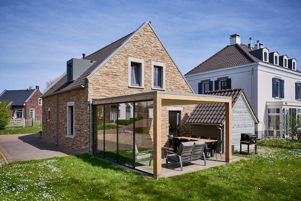 Buitenkant - Mooie villa met veranda bij vakantiepark in Maastricht (1)