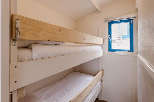 Slaapkamer - Strandhuis in Wijk aan Zee met Uitzicht in Wijk aan Zee (5)