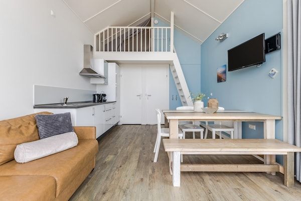 Woonkamer - Strandhuis in Julianadorp met Zeezicht in Julianadorp (3)