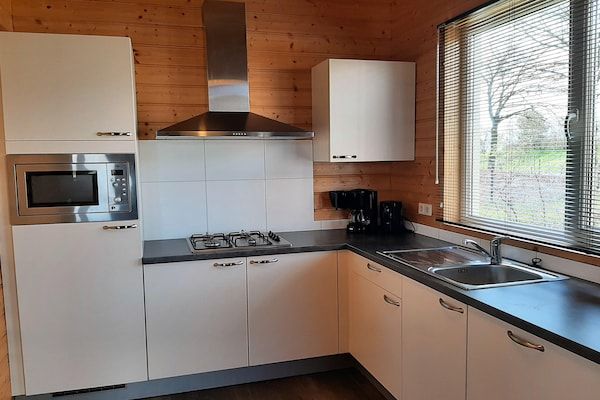 Keuken - Vakantiehuis met overdekt terras en zwembad in Someren-Heide (3)