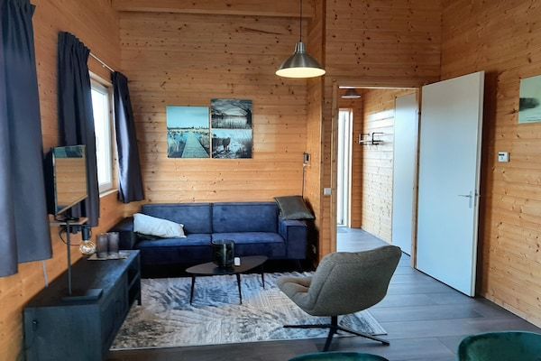 Woonkamer - Vakantiehuis met overdekt terras en zwembad in Someren-Heide (2)
