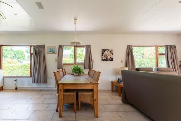 Eetkamer - Vakantiehuis Zeeland bij Westerschelde in Baarland (3)