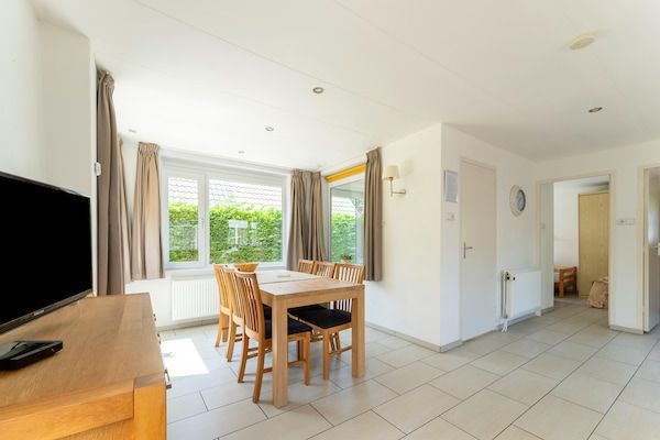 Eetkamer - Vakantiehuis in Baarland met tuin in Baarland (3)