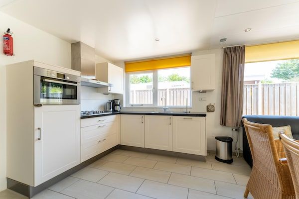 Keuken - Vakantiehuis in Baarland met tuin in Baarland (4)