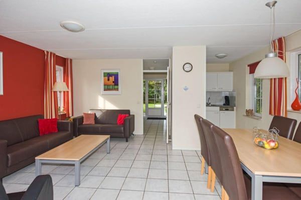 Eetkamer - Stijlvol verblijf met uitzicht op de tuin in Hellendoorn (3)
