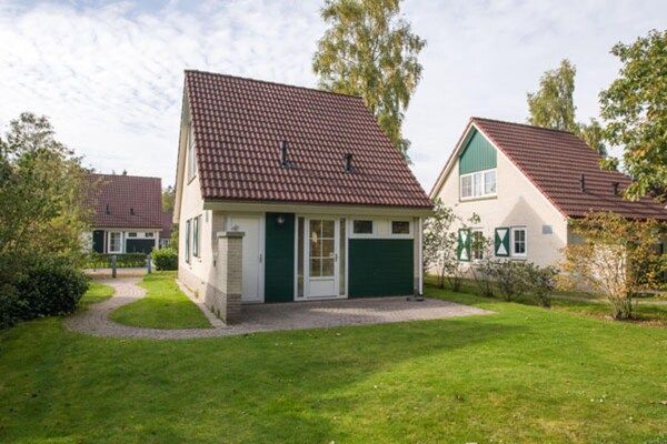 Buitenkant - Stijlvol verblijf met uitzicht op de tuin in Hellendoorn (1)