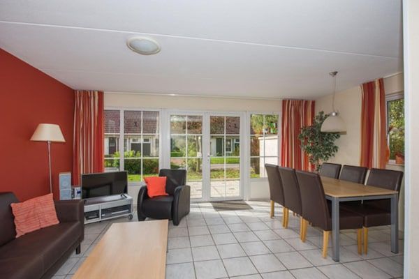 Woonkamer - Stijlvol verblijf met uitzicht op de tuin in Hellendoorn (2)