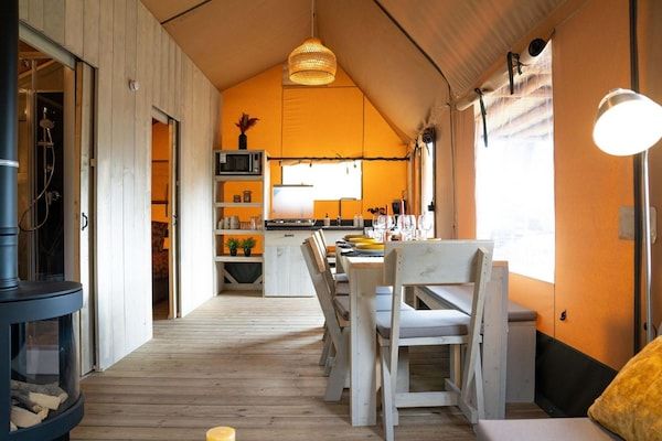 Woonkamer - Glamping Tent bij Rhederlaag Meer in Lathum (1)