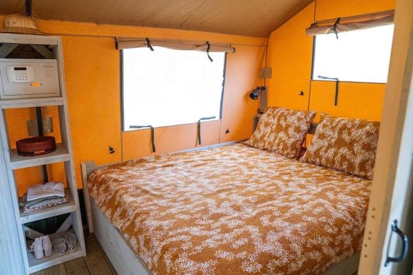 Slaapkamer - Glamping Tent bij Rhederlaag Meer in Lathum (3)