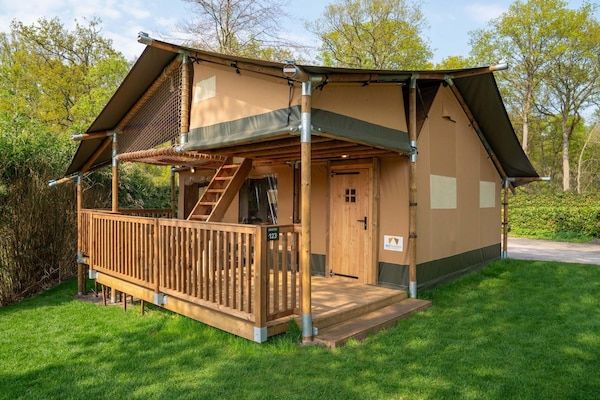 Buitenkant - Glamping Tent bij Rhederlaag Meer in Lathum (5)