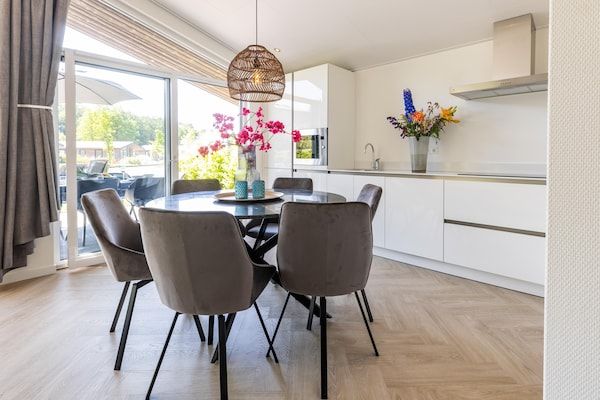 Keuken - Chalet bij Vijver met Sauna in Veldhoven (3)