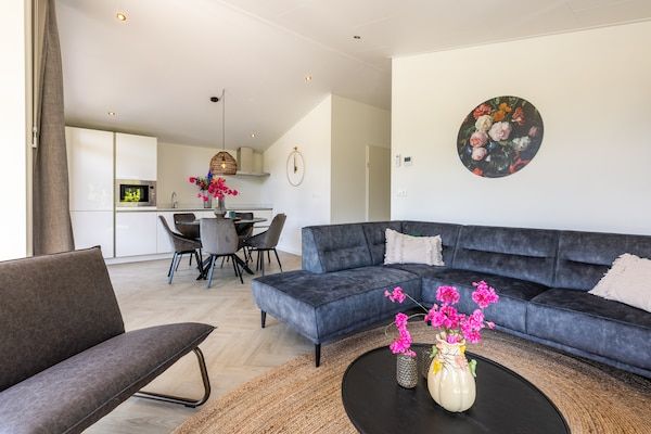 Woonkamer - Chalet bij Vijver met Sauna in Veldhoven (2)
