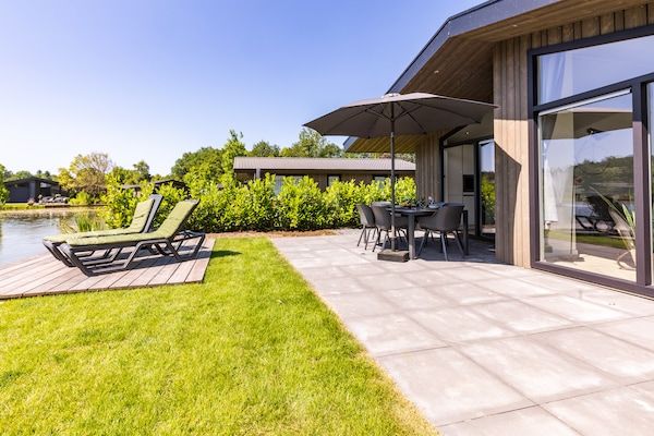 Terras - Chalet bij Vijver met Sauna in Veldhoven (5)
