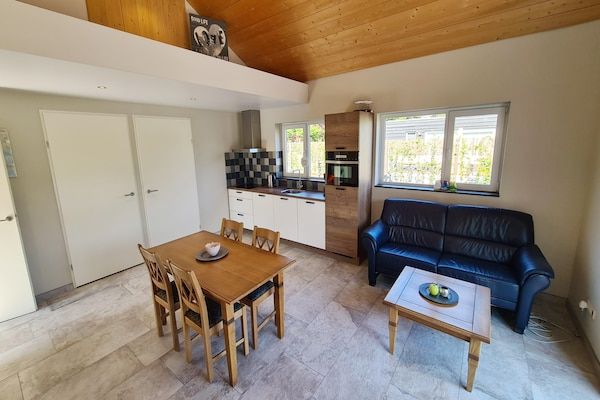 Woonkamer - Strandvakantie vlak bij het Zeeuwse strand in Baarland (2)