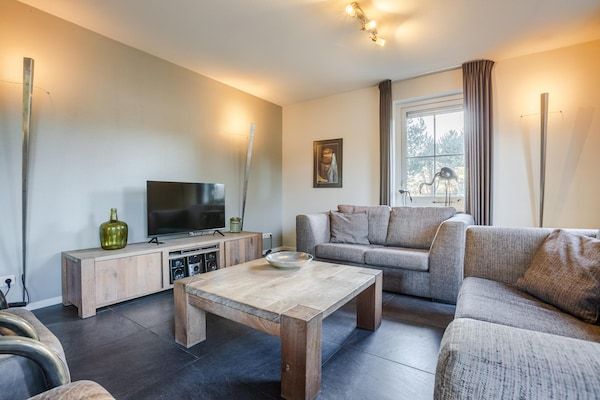 Woonkamer - Rieten villa vlakbij het strand in Hollum (2)